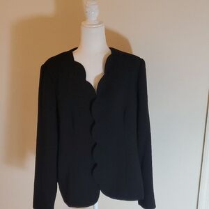Chic Black Scalloped Women's Blazer